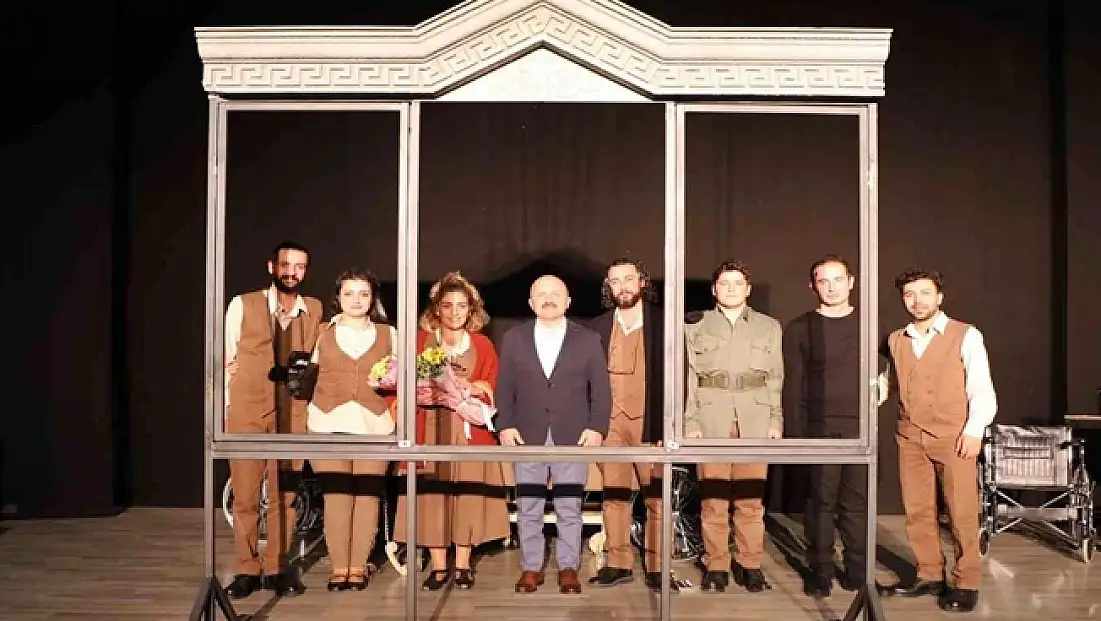 Ağrı'da tiyatro oyununu sergilendi