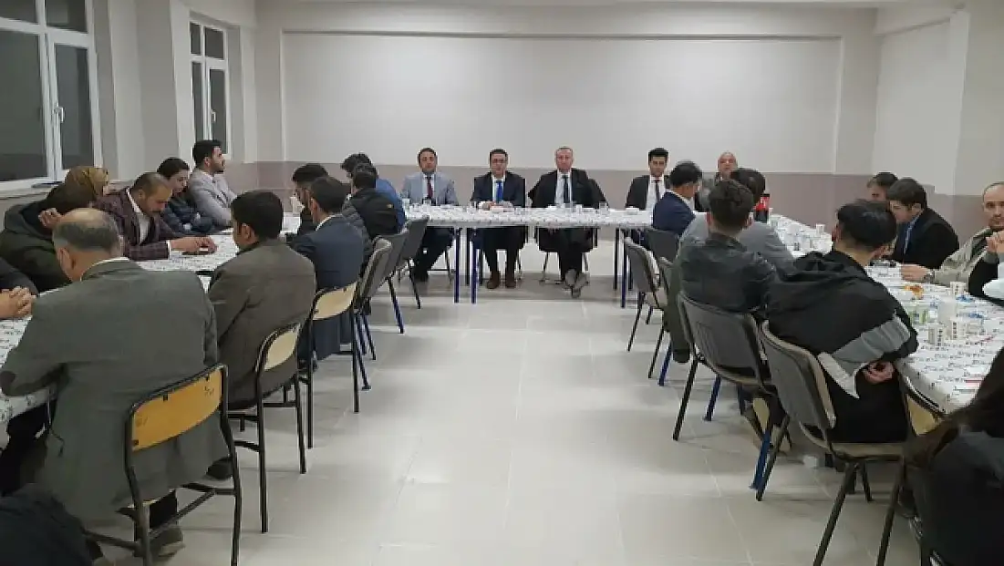 Hamur’da okul yöneticileri iftar yemeğinde bir araya geldi