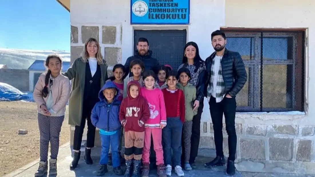 Çocukları sevindirmek için köy köy geziyorlar