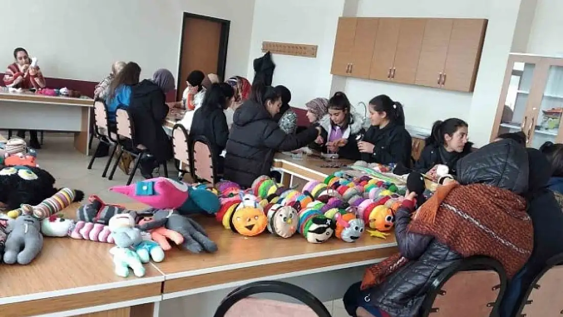Hamur'da çocuklar depremzede çocukları için oyuncak üretiyor