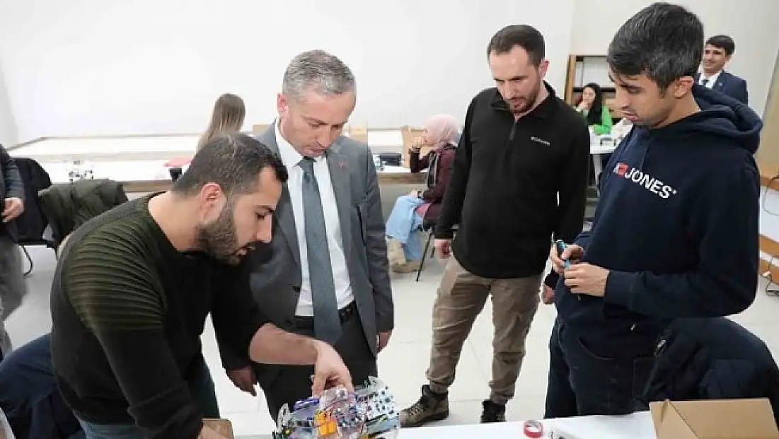 Hasan Kökrek, Ağrı'nın Zirvesinde Teknoloji Yarışması'nı inceledi