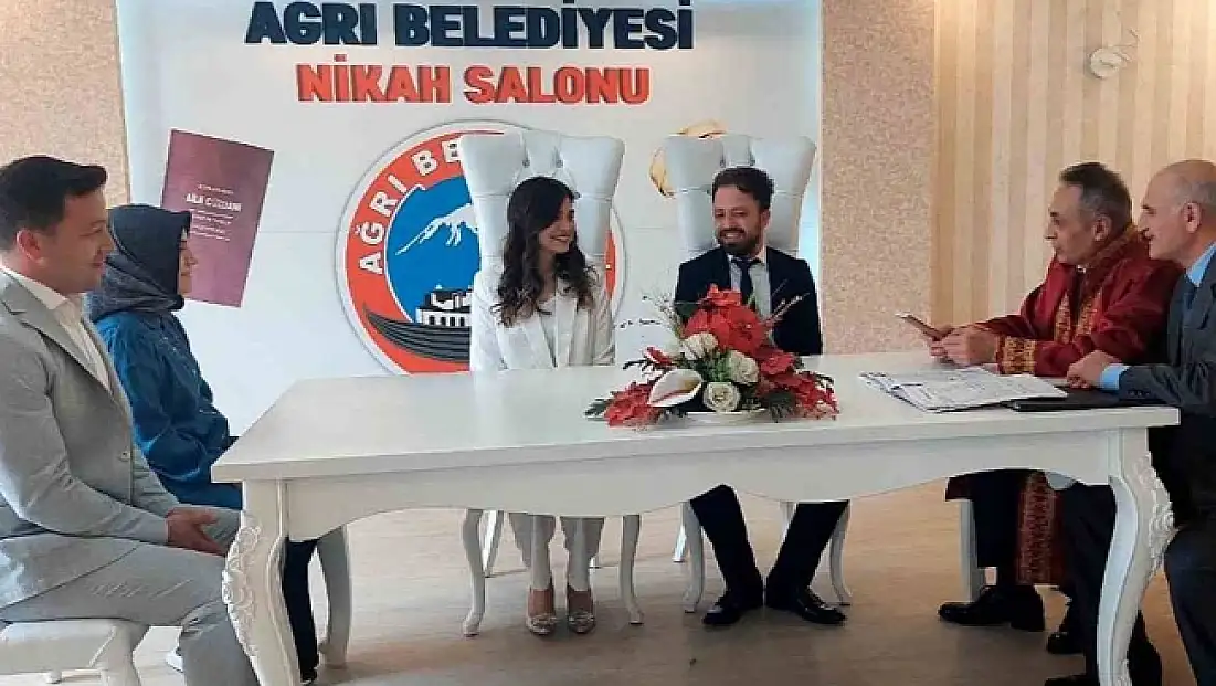 Metin Karadoğan, ilk defa nikah kıydı