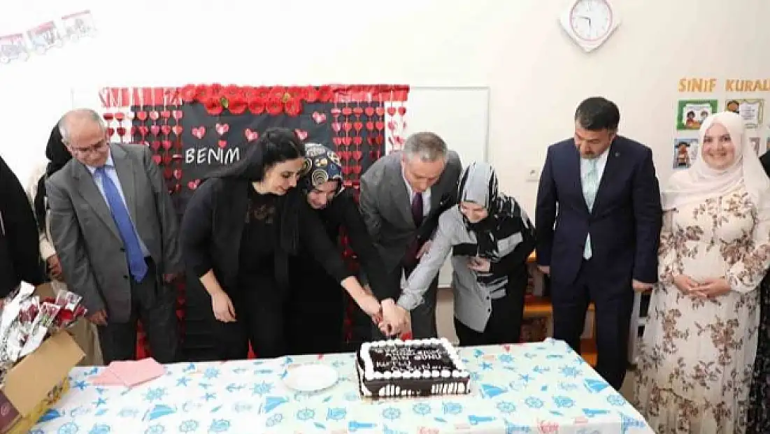 Ağrı Milli Eğitim Müdürü Kökrek, Anneler Gününü kutladı