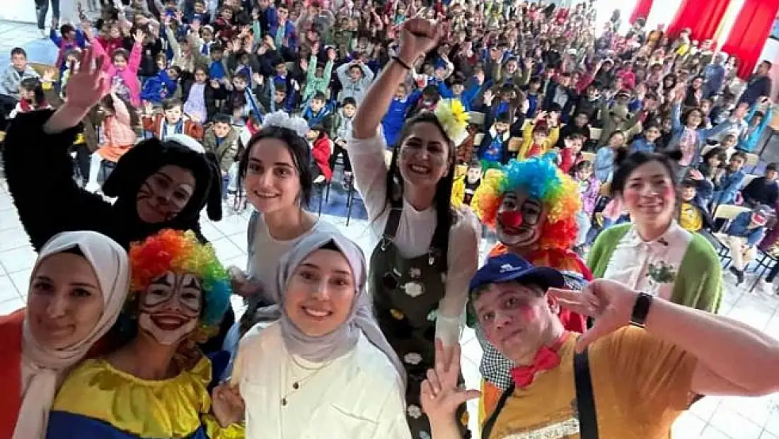 Diyadin'de minik yürekler tiyatro ile eğlendi