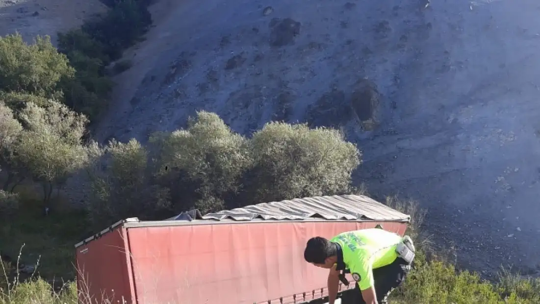 Erzincan’da tır şarampole uçtu