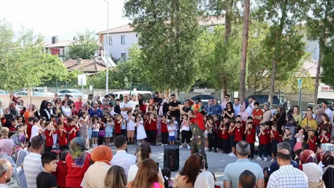 Okula yeni başlayan miniklere palyaço sürpriz