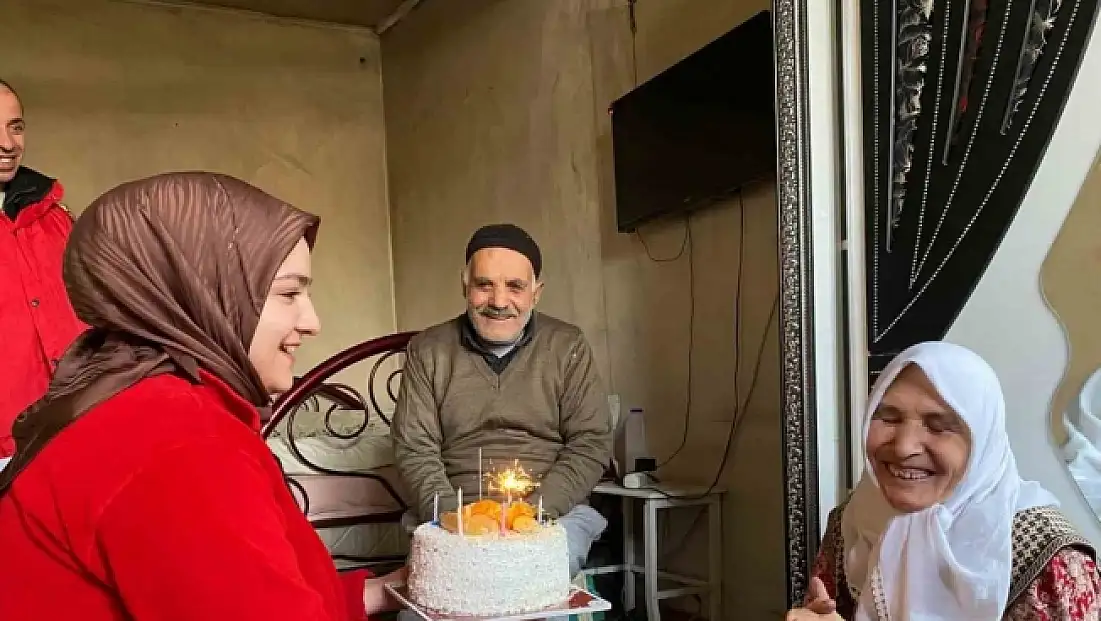 Ağrı’da Kızılay’dan 65 yaşındaki kadına doğum günü sürprizi