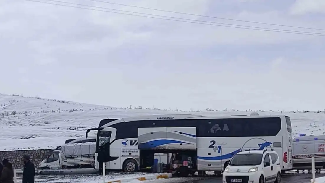 Ağrı’da yolcu otobüsü ile kamyonet çarpıştı: 11 yaralı
