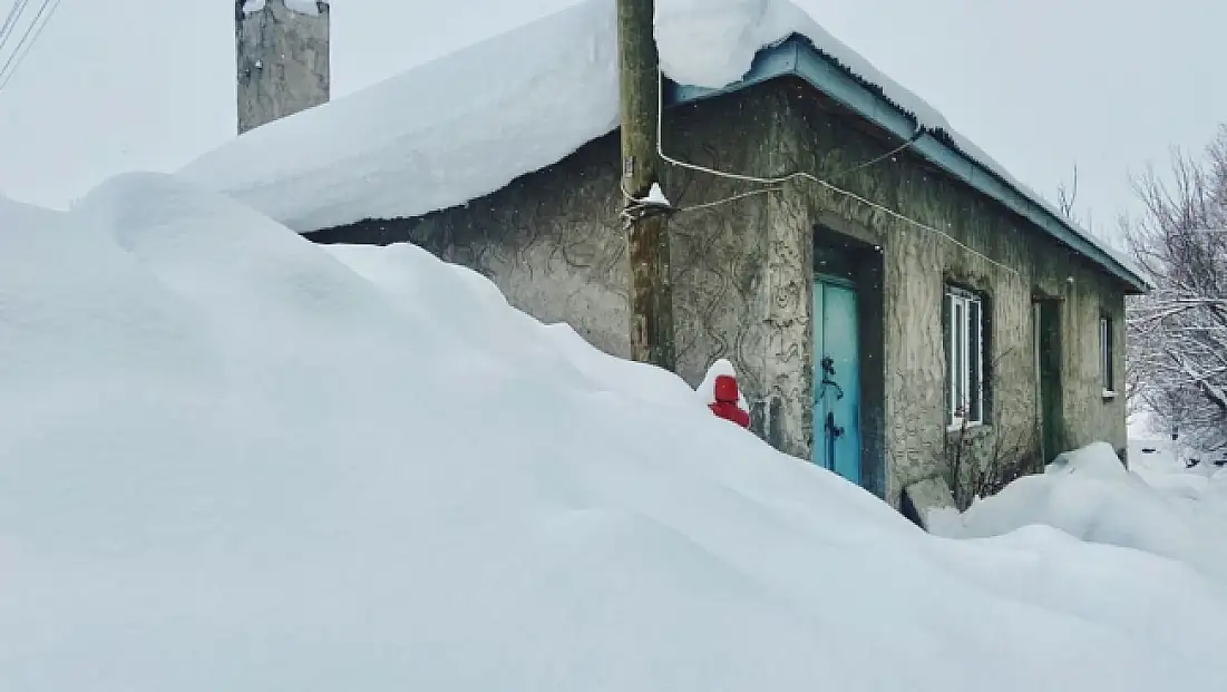 Ağrı’nın yüksek bölgelerinde evler kar altında kaldı