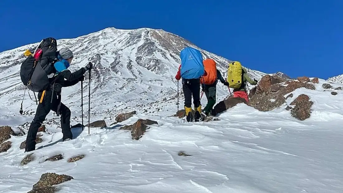 Dağcılar Küçük Ağrı Dağı’nın zirvesine ulaştı