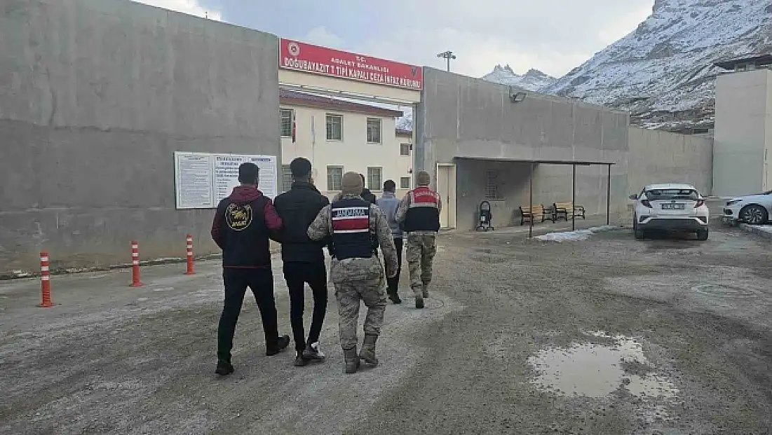 Ağrı’da çeşitli suçlardan hakkında arama kaydı bulunan 3 firari yakalandı