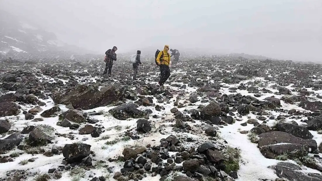 Ağrı Dağı’nda, dağcılara kar ve tipi engeli