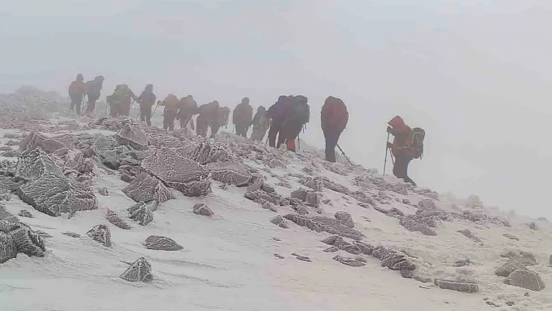 Nöroloji uzmanları, dondurucu soğuğa rağmen zirve tırmanışını tamamladı