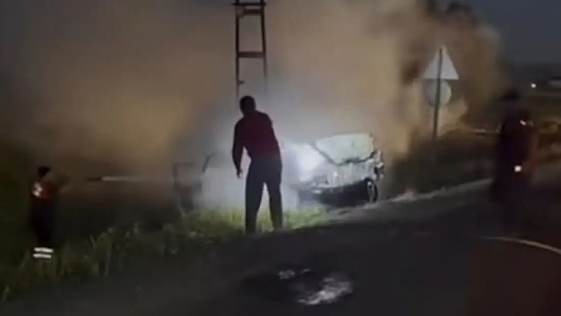 Patnos'ta Feci Kaza: Araç Alev Aldı, 2 Genç Son Anda Kurtarıldı
