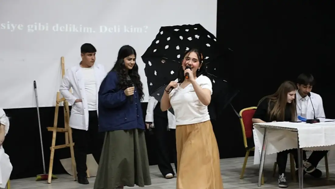 Ağrı’da İngilizce tiyatro ve münazara etkinliği düzenlendi