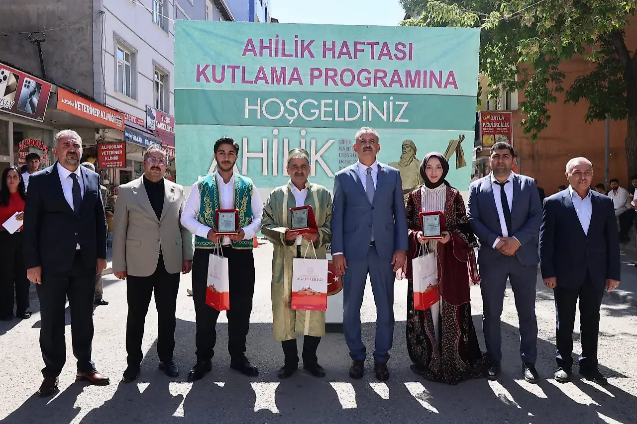 Ağrı'da Ahilik Haftası coşkusu: Vali Önder Bozkurt esnafla bir araya geldi