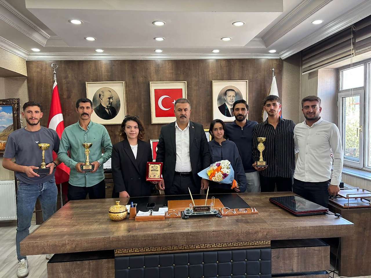 Tutak'ta at yarışlarında dereceye giren jokeylere ödül verildi