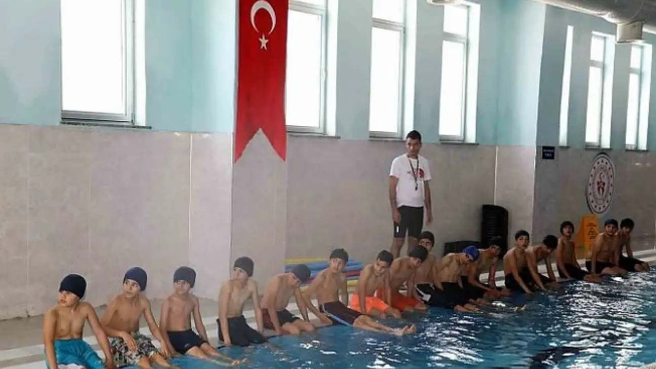 Patnos Yüzme Havuzu'nda ilk kulaçlar atıldı