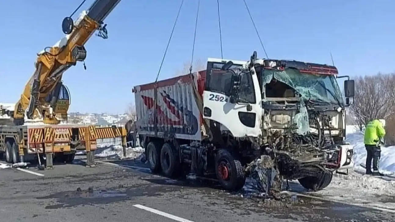 Tutak'ta bir kamyon dereye uçtu