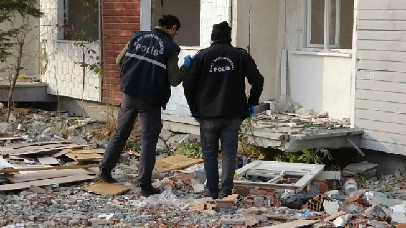 Ağır hasarlı binada söktüğü kapı ile 4. kattan aşığı düştü