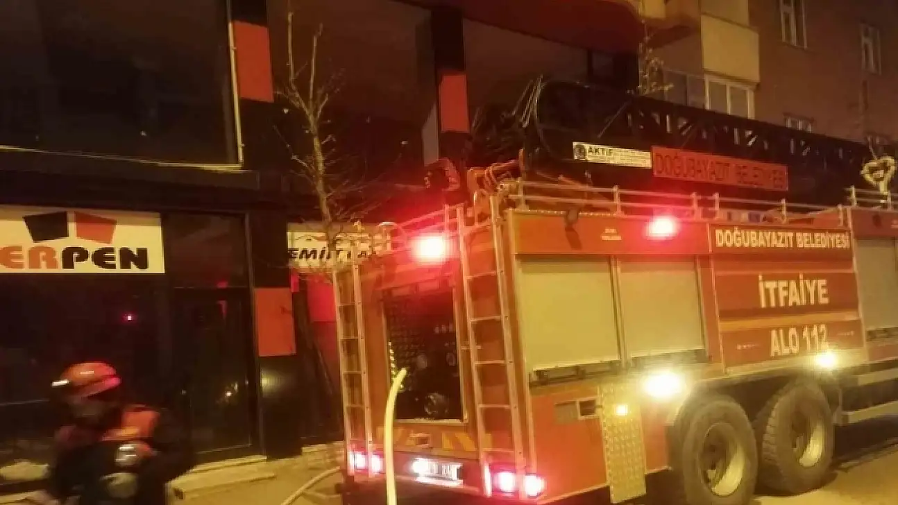 Ağrı'da bodrum katından alevler yükseldi