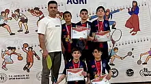 Ağrı Kaymakam Özgür Azer Kurak Ortaokulu badminton grup şampiyonu oldu