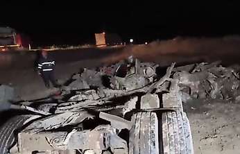 Doğubayazıt'ta virajı alamayan tır devrildi: Sürücü hayatını kaybetti