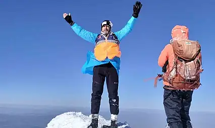 Ağrı Dağı'nda dağcılar kar ve fırtınaya rağmen zirveye ulaştı