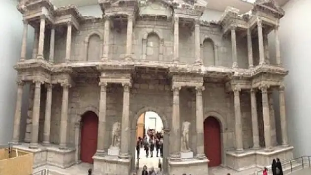 Çavuşoğlu Bergama Müzesini Gezdi