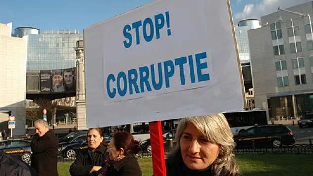 Avrupa Parlamentosu Önünde Yolsuzluk Protestosu