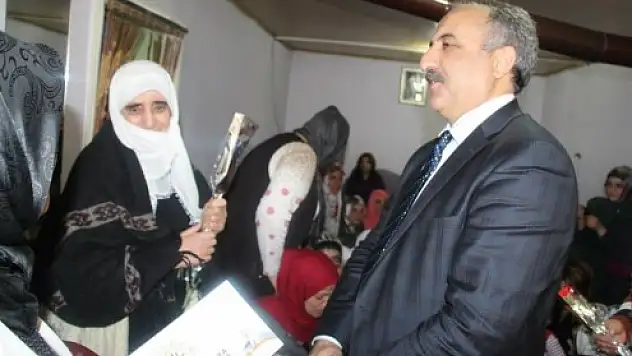 Belediye Başkanı Aslan Kadınlara Karanfil dağıttı