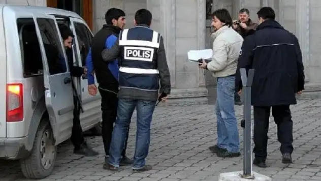 Ağrı'da Miting Sonrası Bayrağa Saygısızlık Eden 3 Gence Gözaltı