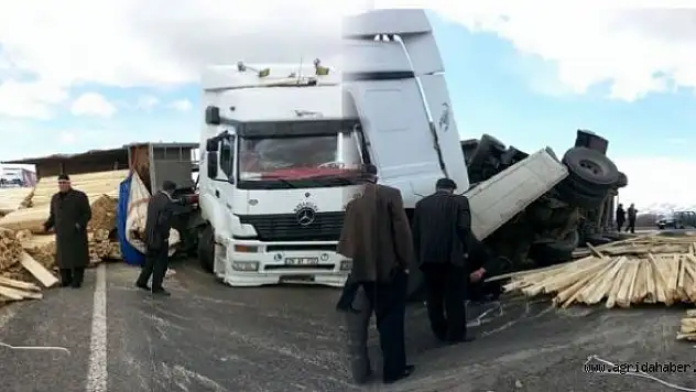 Eleşkirt'te Kereste Yüklü Tır Devrildi