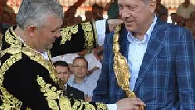 Siyasetin başpehlivanına altın kemer