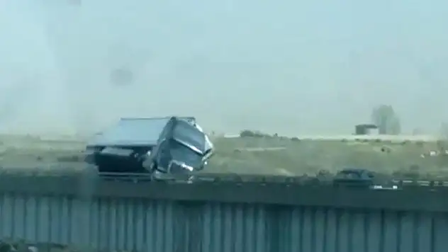 ABD'de rüzgara dayanamayan TIR devrildi