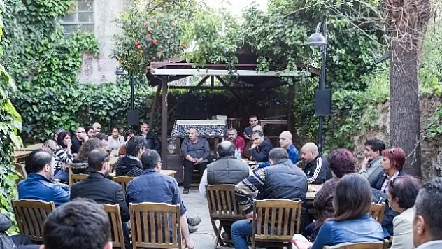 CHP Murtapaşa Adayı Uysaldan Gitar ve Şiir Dinletisi