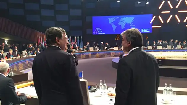 Gül, Hollanda'da Dünya Liderleri ile Bir Araya Geldi