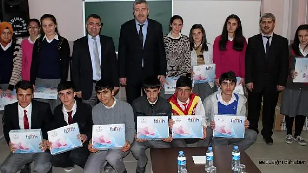 AĞRI MİLLİ EĞİTİM MÜDÜRÜ DURSUN ÖĞRENCİLERE TABLET DAĞITTI