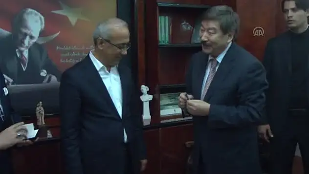 Bakan Elvan'a TÜRKSOY 20. yıl madalyası verildi -