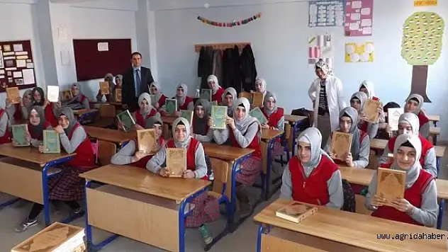İMAM HATİP`Lİ ÖĞRENCİLERE KURAN-I KERİM DAĞITILDI