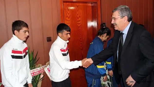 ŞAMPİYON SPORCULARDAN MİLLİ EĞİTİM MÜDÜRÜ DURSUN'A ZİYARET