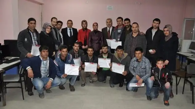 Ağrı'da İşitme Engellilere Bilgisayar Sertifikaları Dağıtıldı
