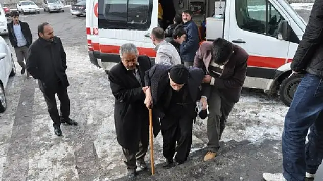 Hasta Çift Ambulansla Okula Giderek Oy Kullandı