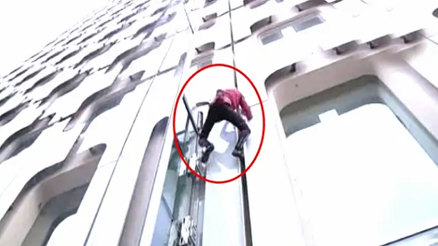 'Örümcek Adam' 152 Metrelik Gökdelene Tırmandı