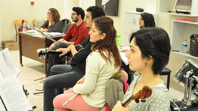 Yalancı, 5 Nisan'da Sahnede