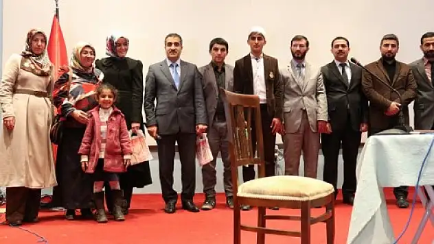 AĞRI'DA ÖĞRENCİLER KUR'AN-I KERİMİ GÜZEL OKUMADA YARIŞTI