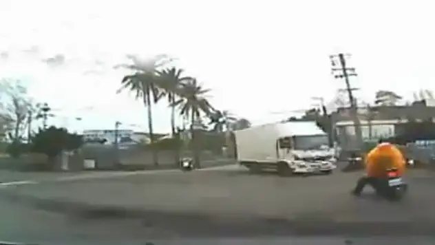 Kamyona Çarpan Adam Otomobilin Altına Girdi