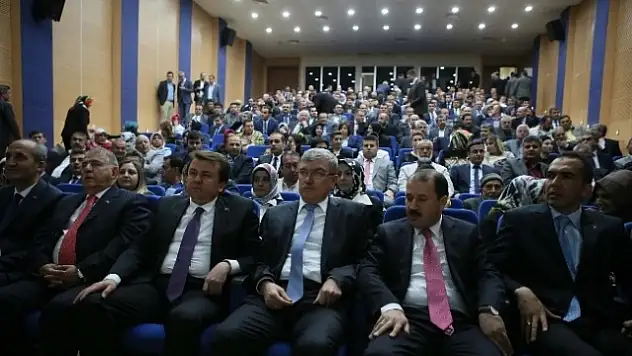 Halef ve Selef Başkanlar Birbirlerini Çiçekle Karşılayıp Çiçekle Uğurladı