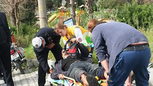 Motosiklet, Kavşakta Otomobile Arkadan Çarptı: 2 Yaralı