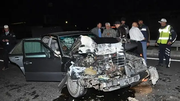 Otomobil Otobüse Çarptı: 2 Yaralı